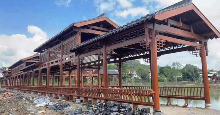 防腐木小青瓦長(zhǎng)廊